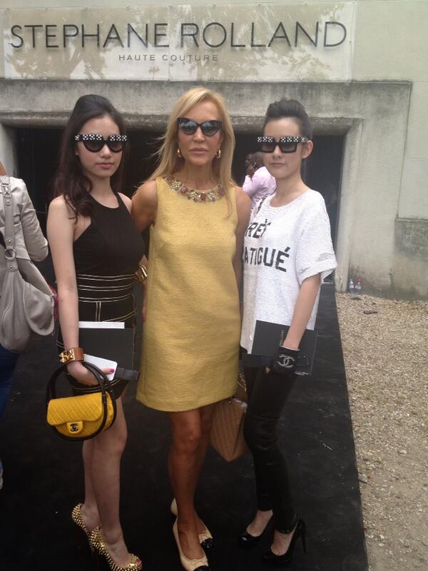 Carmen_Lomana's tweet photo. Con mis amigas malayas súper fashionistas  saliendo de Stephane Rolland http://t.co/HqLouOVQHX