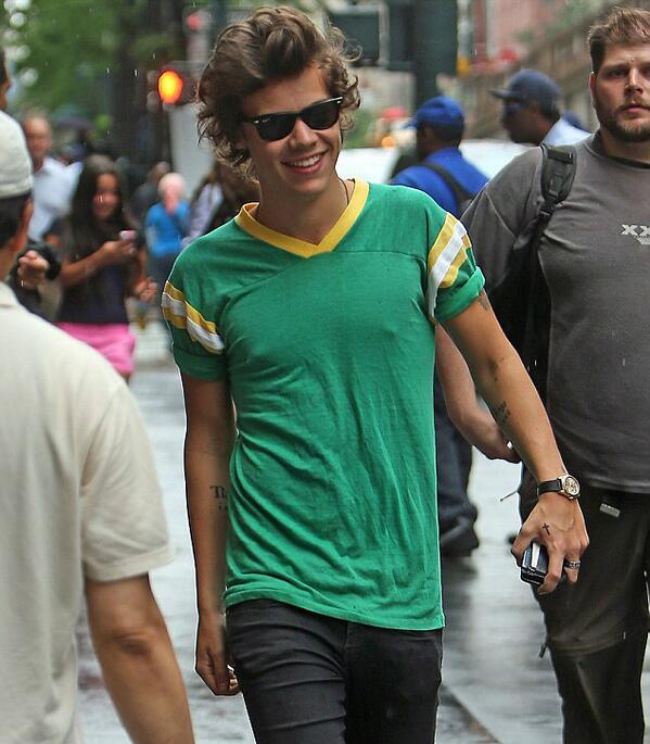 Eyewearbrands's tweet photo. @Harry_Styles in New York with his cool Ray Ban sunglasses from @Eyewearbrands we are loving his style! http://t.co/irQm56mGhB