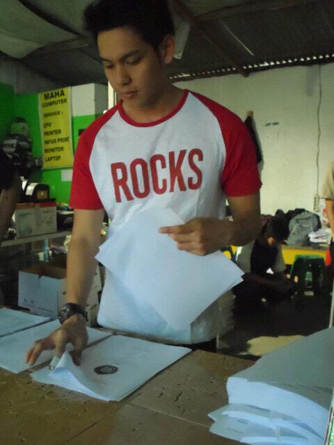 tania_film's tweet photo. Tara bekerja di tempat Fotocopy #behindthescene http://t.co/cccB0GVQb9