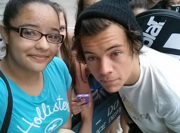 XDDoudou's tweet photo. Harry aujourd'hui avec une fan à NEW YORK http://t.co/NH9Fnn16N1