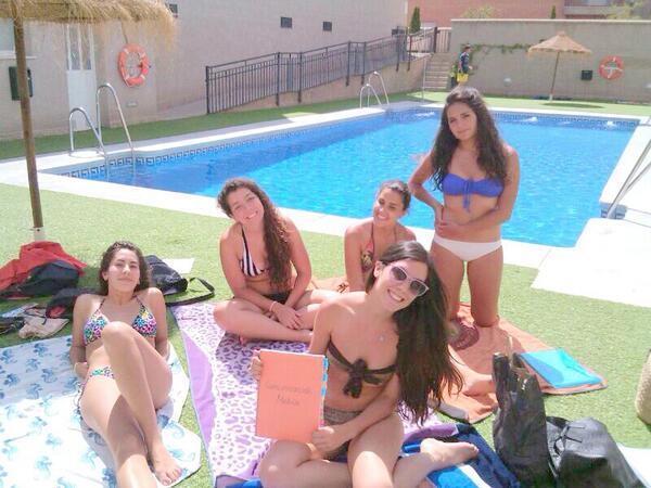 doripelaez's tweet photo. De postureo @RosaVillar6 @lauravsoria @MercedesVVela @ImLauritiyi @Luciafreestyle http://t.co/TeVk9m3l9m