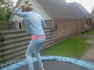 Mariijee's tweet photo. Met @riannnneee op trampoo!! :) http://t.co/pxhjCtzV9m