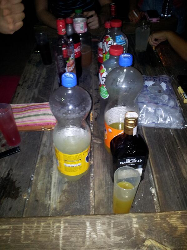 jorgepm8's tweet photo. Los botellones de verano con @cesarfdz93 @jorge_wiii @iirene26 los mejores !!!!!! http://t.co/eIS9S3F2ES
