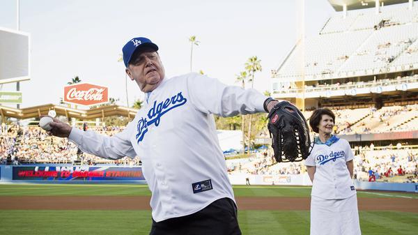 Ch_JesusChrist's tweet image. Church Leader Tosses First Pitch at Dodgers Game bit.ly/16MM5PS #lds #mormon #baseball