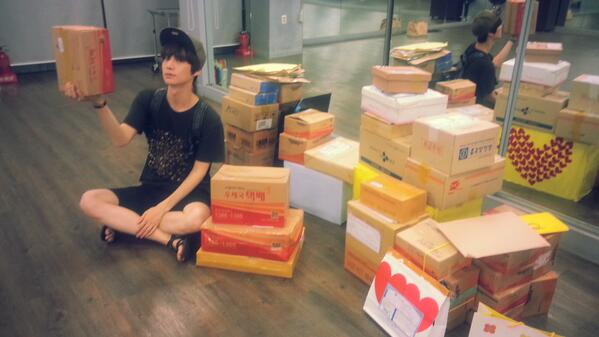 AAGBan's tweet photo. 긴 문장 보다 이 단어 하나에 많은 뜻이 녹아져있어서... 고맙습니다.. 행복한 생일이였어요. 내년에는 모두 다 함께면 좋을 거 같아요. 내년에는 만나요! 소원 빌었어요!~ http://t.co/eFi44jnSnt