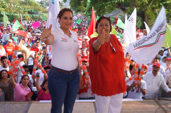 MichelleGustinC's tweet photo. En el cierre de Campaña de #Tepetzintla con mi Amiga y Compañera #AmorMuñoz #CadaVezMasFuertes @ObservatorioPRI http://t.co/0G8IbH52zn