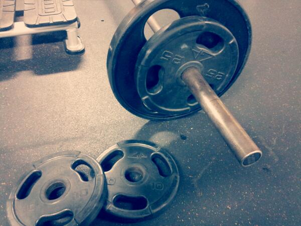 ChristianSola's tweet photo. A few months ago I was lifting those 2 tiny plates.Now 50 pounds over..85 Before...185 Now... Thank You Melinda Rocha http://t.co/oArBWeAP21