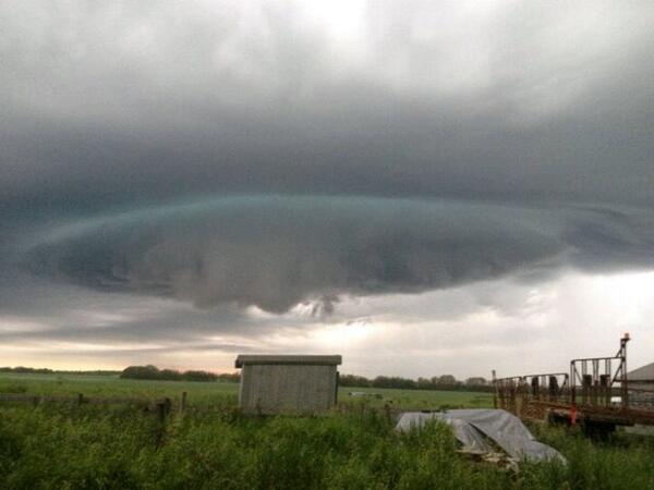 Amanda8509's tweet photo. @weathernetwork photo was taken by a friend of mine north of Westlock, Alberta. She got inside just before the hail! http://t.co/ExP2plUME2