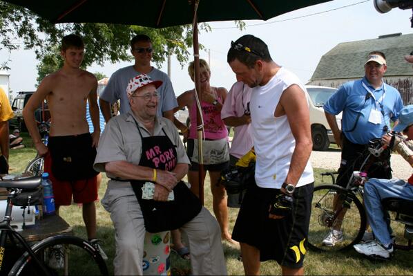 HigsAtx's tweet photo. 2007 @RAGBRAI_IOWA and @lancearmstrong checking out Mr. Porkchop's bankroll.  @legendofIOWA http://t.co/FMDiPh8Xte