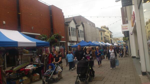 maimai_to_neko's tweet image. 学校帰りに毎週水曜日に開かれるマーケット行ってきた〜
安い～。
けど店員が総じてイカツイ～
怖い～(;_;)