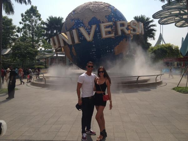 frans8vn's tweet photo. Im in singapre,want to meet you bro!"@Cristiano: Having fun at Universal Studios in Singapore. http://t.co/AUcktIuLqM"