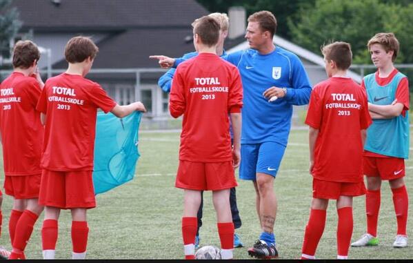 _mortenp's tweet image. @2sporten på besøk til @UllernFotball for å filme norske talenter på Total Fotballskole kl 12-12:30 #Ullern #2fx #2pl