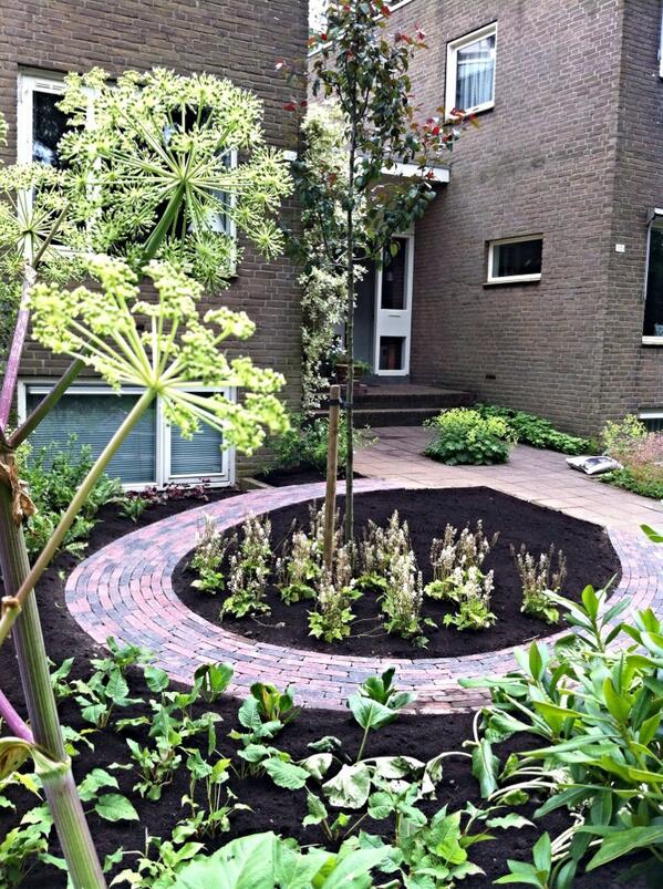 Vorige week deze #natuurlijketuin opgeleverd met een contrast tussen strak en natuurlijke bloementuin (in wording)