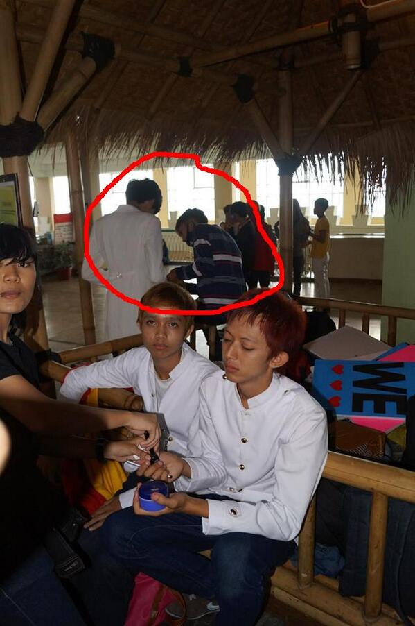 NRevolution_ID's tweet photo. =)))) -->"@YooYoungJ: Hahaha @NRevolution_ID liatt dehh aku sama si RAI kaya yg lagi yadiongann wkwkwk xD
@irwan_sui http://t.co/4D7kXr5vcX"