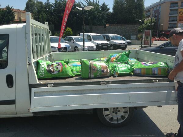 Bolluca için yaklaşık 200 kg mamayı teslim ettik Burhan Özkan'a. Afiyet olsun çocuklara...