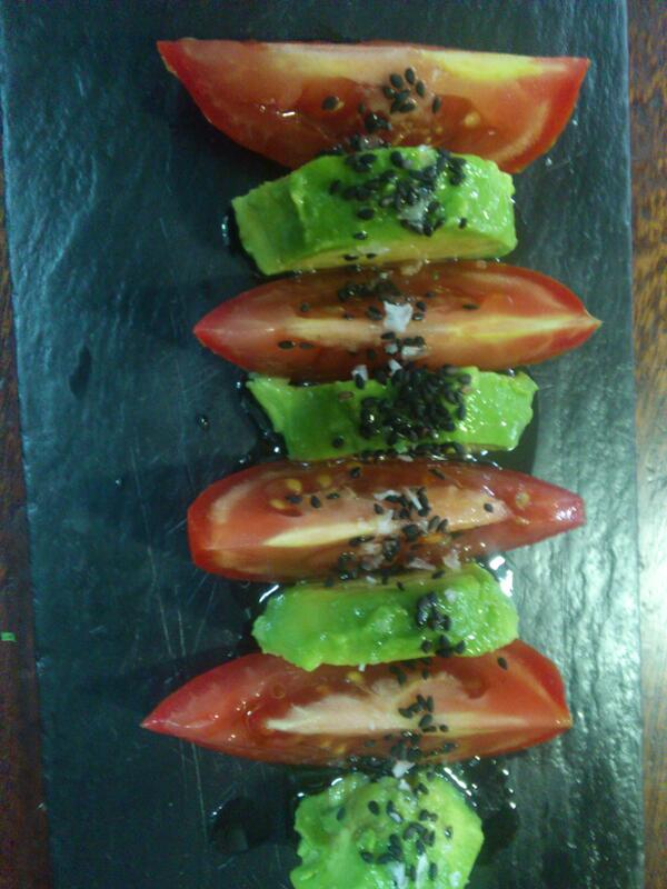 mariscaltapas's tweet photo. Algo fresquito, venga, Tiradito Vegetal de Tomate Raft y Aguacate. Y con una cerveza en nuestro vaso de barro. http://t.co/4hUrsZI1VV