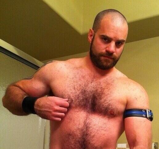 OsosDeGt2's tweet photo. Feliz miércoles! Nada como un maduro pelón, velludo y sexy... #MiercolesDeOsos #gaybear  #gayguatemala http://t.co/2Jjo6UFjic
