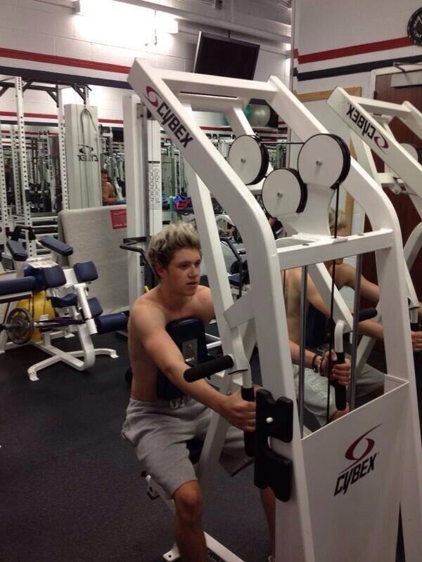 ponderudeboy's tweet image. .@GoingSeeniall he workin' dat back! #backscratch ;D