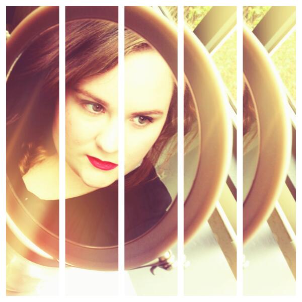 beeyoux's tweet image. Through the looking glass.