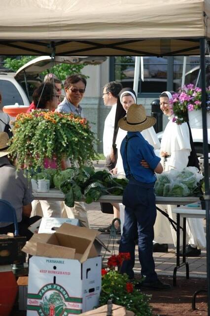 CarmelFarmMrkt's tweet photo. Out of town guests this weekend?  Start your Saturday at one of Central Indiana's premier Farmers Market. #Carmel http://t.co/Sy9OyNQalH