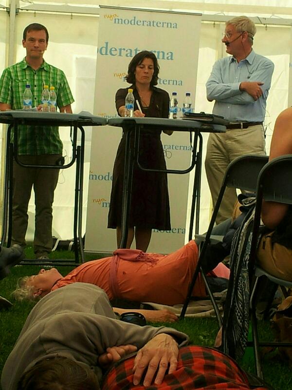 Smedjeback's tweet photo. Just nu die-in på moderaternas försvarsseminarium. http://t.co/NqL8zvjs8A
