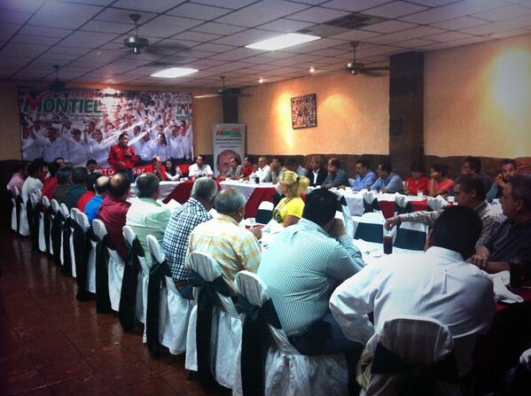 apoyoprilaredo's tweet photo. @vivianovazquez en reunión con redes de participación ciudadana. #NuevoLaredo #LaFuerzaDelPRISomosTodos http://t.co/0szAgOMi9G