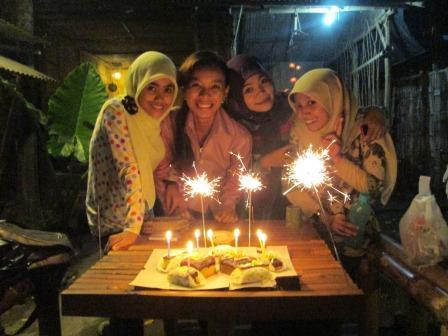 adhekdila's tweet photo. makasih @ameena_amz for little partynya http://t.co/rOcQb8Wslk