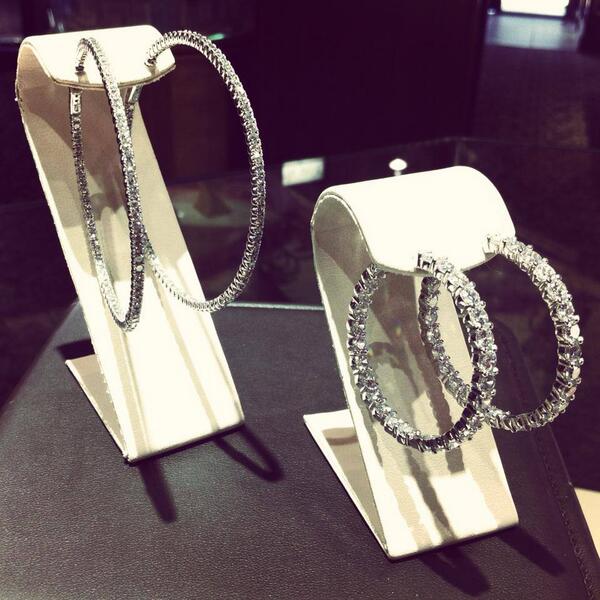 MeigsJewelry's tweet image. An epic battle: #bighoops with small stones or #smallhoops with big stones? #insideouthoops