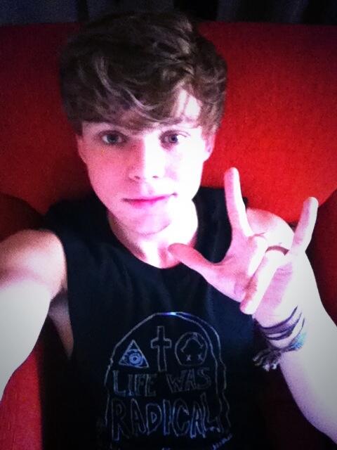 Ashton5SOS tweet picture