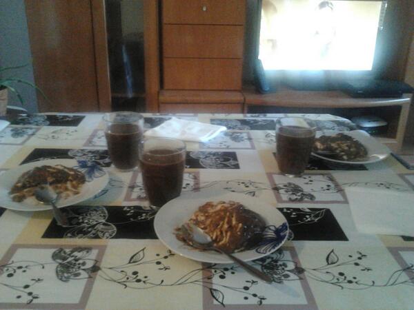 Mufassa25's tweet photo. Merienda de gorditas,con @Andy_escarlata9 y @mariarguez91 http://t.co/T2cvySnPQN