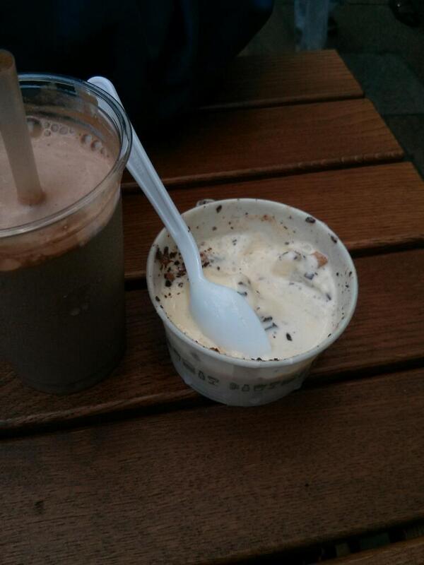 nailburgerlar's tweet photo. @burgeracblog already into his sticky toffee! @shakeshackUK http://t.co/V9s0aKaGhg