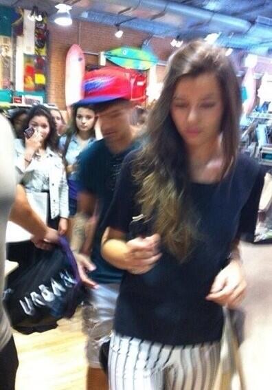 ItsEllieRum's tweet image. Out shopping