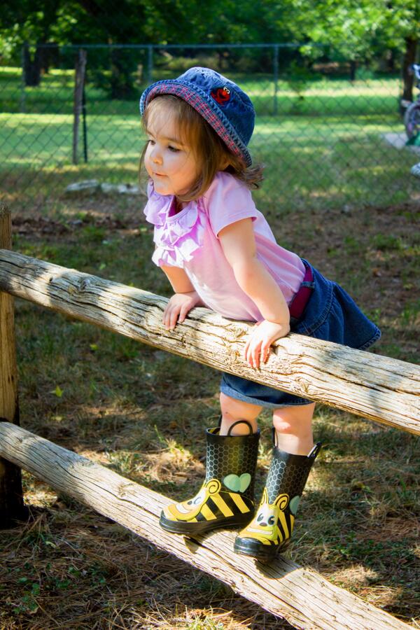 debbjones's tweet photo. #amsphotoaday
My granddaughter in her favorite shoes....raining or not! http://t.co/XBa5eORvwE