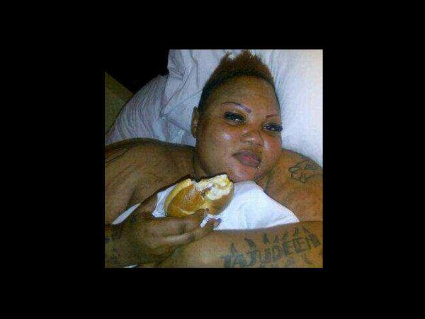IAMREAL_ONE's tweet image. imagine she's on instagram she would be like #bleech #fat #tajudeen #stretchmarks #bread #piercing #hotelchilling