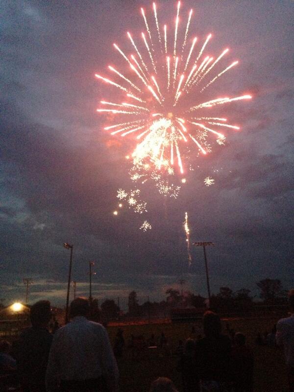 SarahZuniga4's tweet photo. Fireworks @FranklinRoadBC http://t.co/6dmnEHjEyw