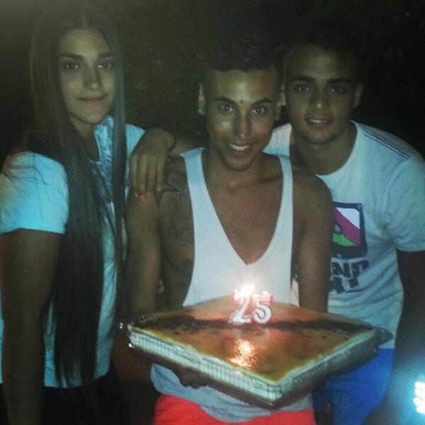 SoriMarchena's tweet photo. En el cumple de mi @AdrianPixardo con @loloyeahh ...Mas n lo puedoo querer..♥♥♥ http://t.co/QDZF2rLrRk