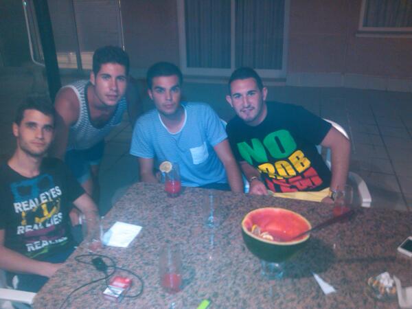 RuboxGarcia's tweet photo. Noche perfecta en Cullera @fran_espinosa @kiketoo7 @AFerra00 http://t.co/ZZy7tgbd9J