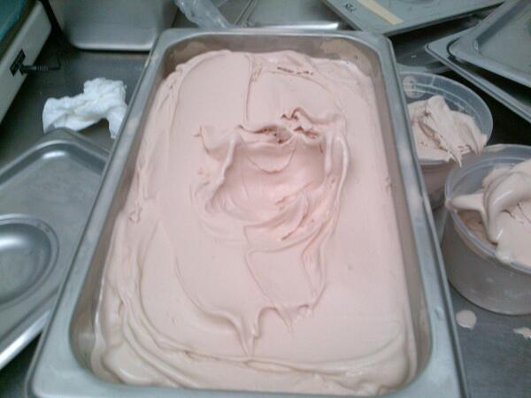 UncleBuckys's tweet photo. NUTELLA BANANA out of the machine 5 min ago http://t.co/NXs8iNiqGD