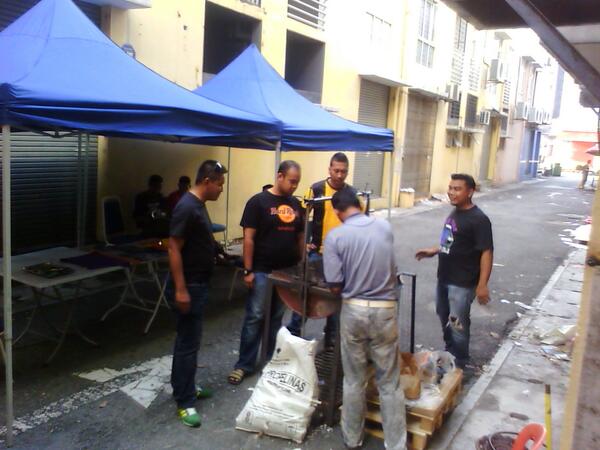 ccscampang's tweet photo. Staf &amp; klien CCSC sedang sibuk membuat Persiapan tempat untuk program pada pagi ini. http://t.co/qX1z3Kq83x