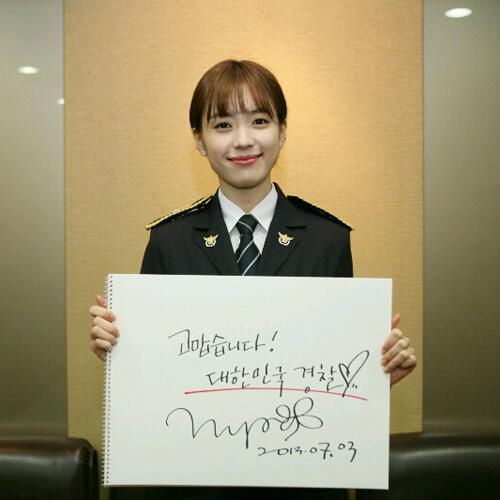 한효주, 설경구, 정우성 주연의 영화 '감시자들' 시사회가 3일 경찰청에서 열렸습니다. 시사회 반응도 굿! 경찰청을 방문한 배우 한효주 입니다^_^Trans...