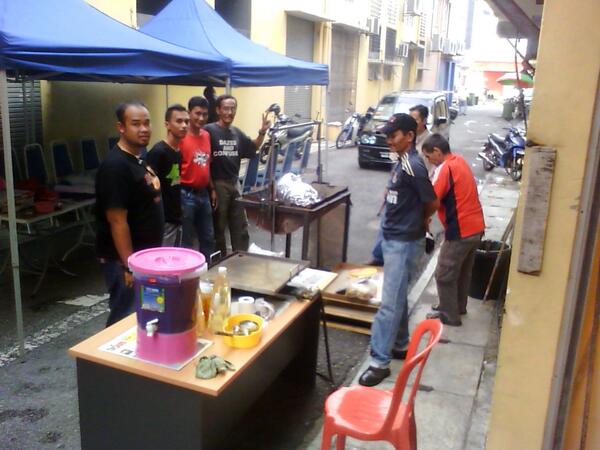 ccscampang's tweet photo. Staf &amp; klien CCSC Ampang bekerjasama membakar kambing. http://t.co/UGwpZGL3L3