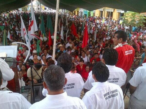 LupePri's tweet photo. Felicito a mi amigo @chanitocruzmtz por su contundente cierre de campaña en San Pedro Pochutla, juntos ganaremos!! http://t.co/XRfa13gQ4C