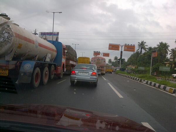 zeeinscriptions's tweet image. These trucks wouldn&apos;t let you pass the freen signal by the time they get off #trafficreform #kerala @ibncj
