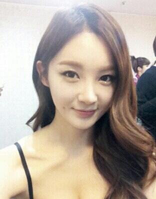 오늘 따라 보고싶어서 그래 - 다비치, 이 노래는 누가 그리운지 몰라도 누가 그리워질거에요. 
마음에 들길 바래요.
사진은 오늘따라셀카찍고싶어서그래.