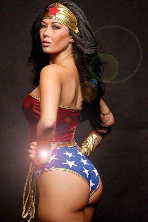 Wonder ass!...i mean Woman... #wonderwoman #cosplay #DCcomics #sexy #hotwom...