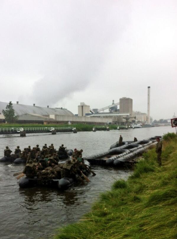 opleidenKL's tweet photo. Op het Twentekanaal; nog 24 uur te gaan voor de #rodebaret #landmacht #eindoefening #luchtmobiel http://t.co/G2HWbERPJD