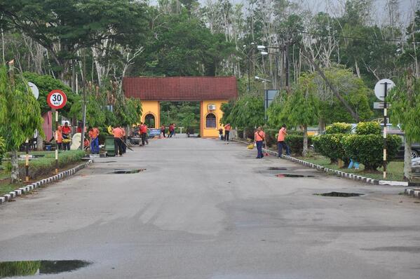 Gotong Royong sempena Hari Keceriaan Jabatan peringkat Penjara Penor <a href="/KPPenjara/">KPPenjara</a> <a href="/AhmadSaidiHamz1/">Ahmad Saidi Hamzah</a> <a href="/alnassif/">Alnassif</a>