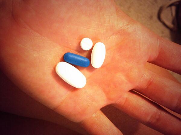 Jaayhovaa's tweet image. That sick lifee 😷😒 #ihatemeds