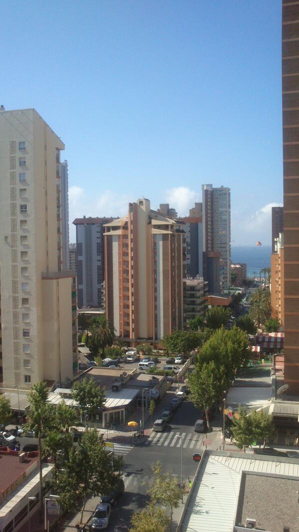 Deiennne's tweet photo. Despertarte y catarte de q... Estas en #benidorm !! jajajaja q gustiiiito. @sasijaski http://t.co/wz3ddWVUr8