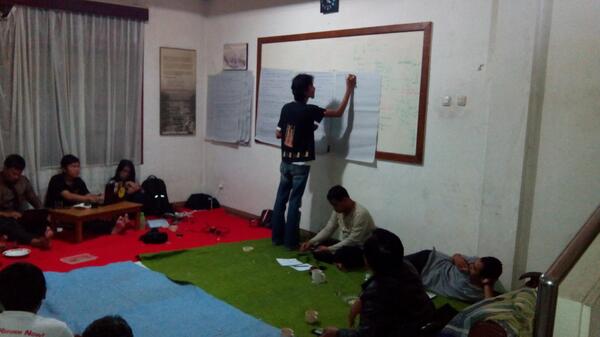 K_Yusriansyah's tweet photo. @SeknasKPA @iwan_nurdin @bunggalih @zarighi @gramscinobbie : Suasana Rakerwil KPA Jabar, 4 Juli 2013 di "Mbandung" http://t.co/4kDTXyO5mF
